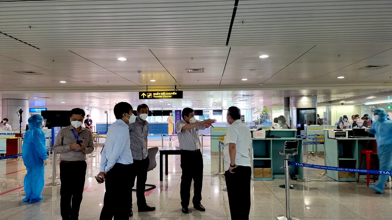 TP.HCM: Cảng hàng không quốc tế Tân Sơn Nhất trong ngày đầu tiên áp dụng quy trình mới về giám sát quản lý cách ly y tế đối với người nhập cảnh